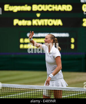 Londres, Royaume-Uni. 5 juillet 2014. Tennis, Wimbledon, Ladie's, PROFILS TÊTES DE finale : Eugenie Bouchard (CAN) vs Petra Kvitova (CZE), Photo : Petra Kvitova célèbre sa victoire. Photo : Tennisimages/Henk Koster Banque D'Images