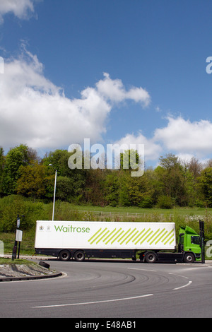 Un camion de sortir d'un rond-point, Waitrose en Purley, Surrey, Angleterre Banque D'Images