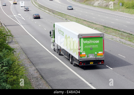 Un Waitrose pour camions et autres véhicules circulant le long de l'autoroute M20 dans le Kent, Angleterre Banque D'Images