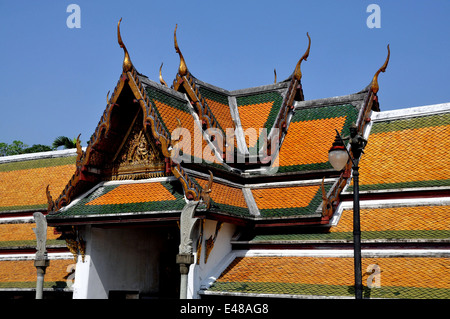 BANGKOK, THAÏLANDE : l'étape un toit à pignon avec chofah au fil des ornements galerie du cloître à Wat Suthat Banque D'Images