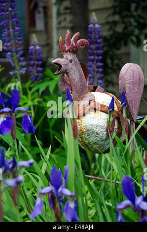 Statue de poulet dans le jardin d'iris, Yarrmouth Maine USA Banque D'Images