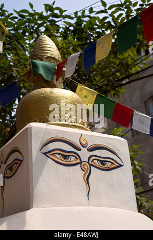 Le Népal, Katmandou, Thamel Marg, petit stupa bouddhiste local avec All Seeing Eye Banque D'Images