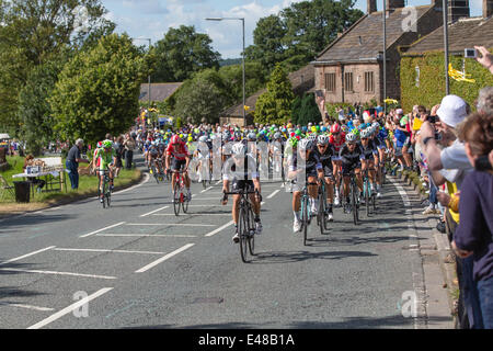 Harrogate, Yorkshire du Nord. 5 juillet 2014. Team Omega Pharma-Quick Step entraîner un tassement peleton en entrant dans le village de Yorkshire, Killinghall 3 miles de l'arrivée de la première journée à Harrogate. Copyright Ian Wray/Alamy Live News Banque D'Images