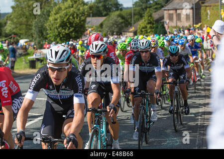 Harrogate, Yorkshire du Nord. 5 juillet 2014. Un peleton étroitement serrées entre dans le village de Yorkshire, Killinghall 3 miles de l'arrivée de la première journée à Harrogate. Copyright Ian Wray/Alamy Live News Banque D'Images