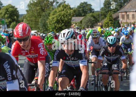 Harrogate, Yorkshire du Nord. 5 juillet 2014. Un peleton étroitement serrées entre dans le village de Yorkshire, Killinghall 3 miles de l'arrivée de la première journée à Harrogate. Copyright Ian Wray/Alamy Live News Banque D'Images