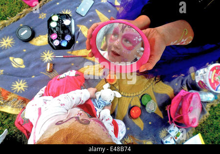 5 juillet 2014 - Brighton, INT - Enfants profiter d'un maquillage comme Brighton Beach accueille le plus grand festival gratuit à la plage. Malgré l'absence de grands parrainages la palette organisateurs ont résisté à la tendance de la récession et passé à occuper un record de 84 000 mètres de front de l'espace pour les visiteurs de profiter d'événements gratuits. (Crédit Image : © Gail Orenstein/Zuma sur le fil) Banque D'Images