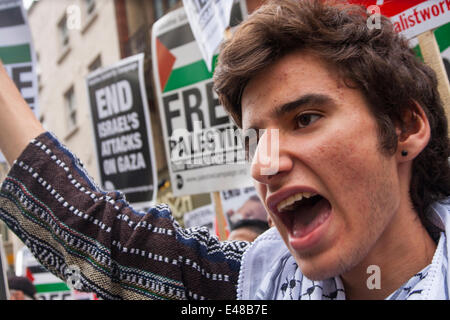 Londres, Royaume-Uni. 5 juillet 2014. Des centaines de protestation près de l'ambassade israélienne à Londres contre la poursuite de l'occupation et l'appui de l'ouest de la punition collective des Palestiniens Crédit : Paul Davey/Alamy Live News Banque D'Images