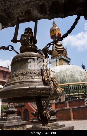 Le Népal, Katmandou, Stupa Kathesimbhu, laiton cloche du temple décoré avec du texte en script népalais Banque D'Images