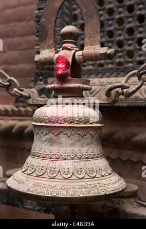 Le Népal, Katmandou, Asan Tole, Temple de l'Annapurna, dusty cloche en laiton avec décoration en fonte Banque D'Images