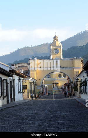 Arco de Santa Catalina, le Saint Catalina Arch, depuis le sud jusqu'à 5 Avenida Norte. Antigua Guatemala Banque D'Images