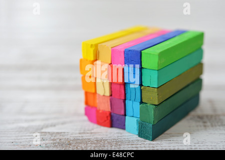 Le cube de l'artiste multicolore pastel sur fond clair Banque D'Images