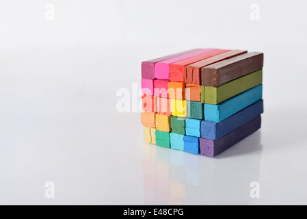 Le cube de l'artiste multicolore pastel sur fond clair Banque D'Images