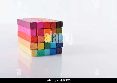 Le cube de l'artiste multicolore pastel sur fond clair Banque D'Images