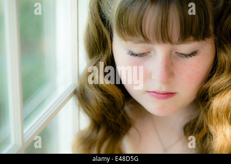 Portrait of Girl (13-15) avec les yeux fermé