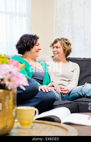 Femme couple sitting on sofa Banque D'Images