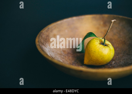 Still Life of fruit jaune sur la cuvette Banque D'Images