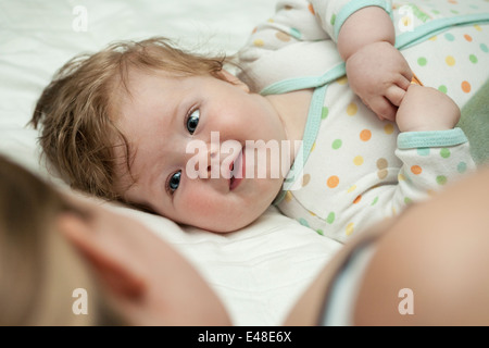 Bébé (2-5 mois) à la mère à Banque D'Images