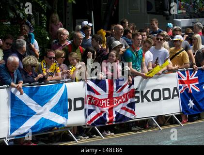 Harrogate, North Yorkshire, UK 05 Juillet 2014 La foule attendre avec les drapeaux nationaux de soutien en prévision de l'arrivée dans le centre de la ville. Le Tour de France Harrogate, Royaume-Uni Banque D'Images