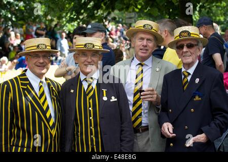 Harrogate, North Yorkshire, UK 05 Juillet 2014 Quatre membres de l'Pickwick basée à Londres Bicycle Club attendre près du dernier kilomètre en prévision de l'arrivée dans le centre de la ville.Le Pickwick Bicycle Club est basé sur le Charles Dickens Pickwick Papers et chaque membre prend comme pseudonyme un des noms des personnages dans le roman. Le Tour de France Harrogate, Royaume-Uni Banque D'Images