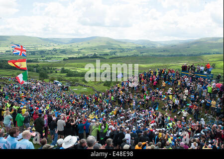 Le Yorkshire, UK. 05 juillet, 2014. Le Peloton négocier la cote de Buttertubs au cours de l'étape 1 du Tour de France à partir de Leeds à Harrogate. Credit : Action Plus Sport/Alamy Live News Banque D'Images