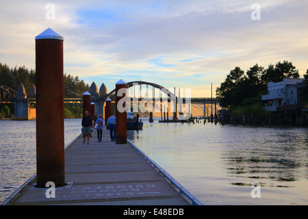 Pont de Siuslaw au coucher du soleil à partir de la Marina de Florence Banque D'Images