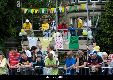 Harrogate, North Yorkshire, UK 05 juillet 2014 foules trouver une position élevée comme les foules d'attendre à l'extérieur près de l'arrivée en prévision de l'arrivée dans le centre de la ville. Le Tour de France Harrogate, Royaume-Uni Banque D'Images