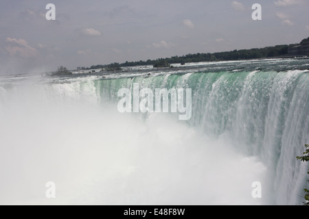 L'eau qui coule en mouvement rapide et cascadant sur le bord des chutes Horseshoe Banque D'Images