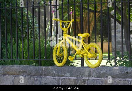 Harrogate, North Yorkshire, UK 05 Juillet 2014 Un vélo jaune se trouve à l'extérieur d'une maison sur Kent Road pour promouvoir la première étape du Tour de France, qui se termine dans le centre de la ville. Le Tour de France Harrogate, Royaume-Uni Banque D'Images