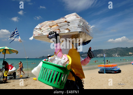 La ville de Patong, Phuket, Thaland : femme food vendor transportant ses marchandises promenades le long de la plage de Patong Banque D'Images