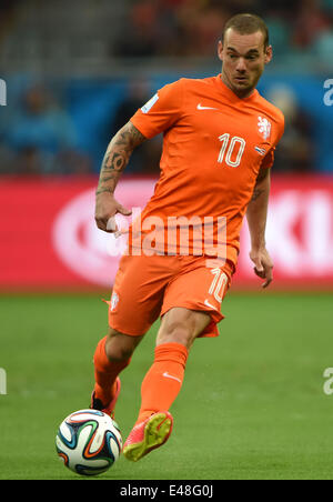 Salvador, Brésil. 5 juillet, 2014. Wesley Sneijder Pays-bas' contrôle le ballon pendant un quart de finale match entre les Pays-Bas et le Costa Rica de la Coupe du Monde FIFA 2014 à l'Arena Fonte Nova Stadium à Salvador, Brésil, le 5 juillet 2014. Credit : Guo Yong/Xinhua/Alamy Live News Banque D'Images