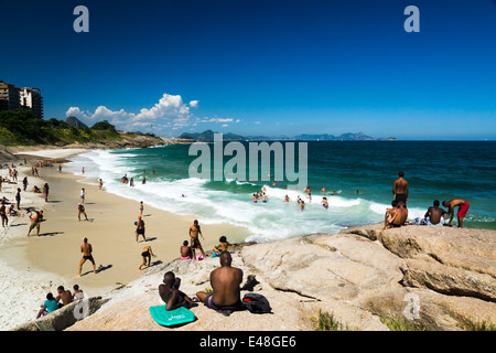 Baigneurs à aproador beach entre Ipanema et Copacabana à Rio de Janeiro Banque D'Images