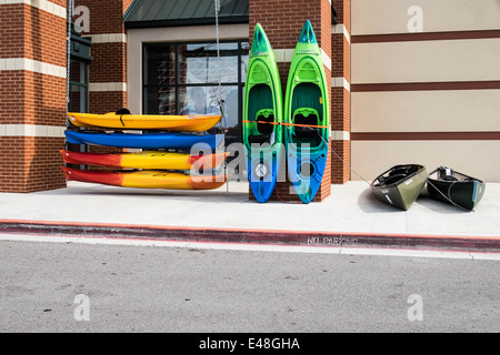 Kayaks et bateaux à vendre devant Dick's Sporting Good Store à Oklahoma City, Oklahoma, Etats-Unis. Banque D'Images