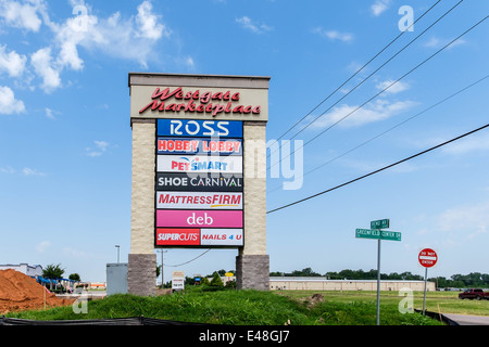 Un grand panneau commission liste des entreprises dans un centre commercial à Oklahoma City, Oklahoma, USA. Banque D'Images