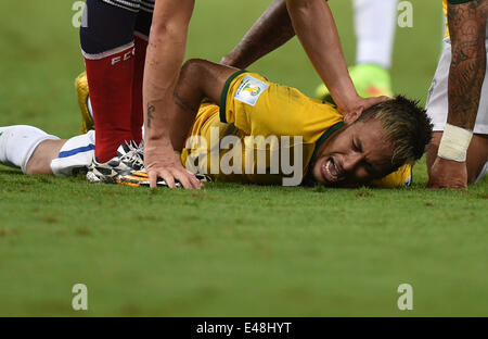 Fortaleza, Brésil. Le 04 juillet, 2014. Le Brésil de Neymar se trouve sur le terrain après avoir ramassé une blessure durant la Coupe du Monde de Football 2014 football match de quart de finale entre le Brésil et la Colombie, à l'Estadio Castelao à Fortaleza, Brésil, 04 juillet 2014. Credit : Action Plus Sport/Alamy Live News Banque D'Images