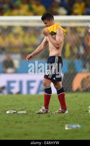 Fortaleza, Brésil. Le 04 juillet, 2014. James Rodriguez de la Colombie quitte le terrain en larmes après la Coupe du Monde de Football 2014 football match de quart de finale entre le Brésil et la Colombie, à l'Estadio Castelao à Fortaleza, Brésil, 04 juillet 2014. Credit : Action Plus Sport/Alamy Live News Banque D'Images