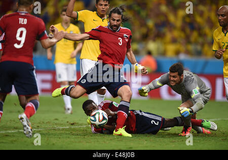 Fortaleza, Brésil. Le 04 juillet, 2014. Gardien Julio Cesar (R) du Brésil observe alors que Mario Yepes (C) de la Colombie, mais est écartée pour hors-jeu lors de la Coupe du Monde de Football 2014 football match de quart de finale entre le Brésil et la Colombie, à l'Estadio Castelao à Fortaleza, Brésil, 04 juillet 2014. Credit : Action Plus Sport/Alamy Live News Banque D'Images