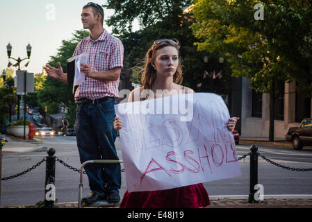 Lancaster, États-Unis. 4 juillet, 2014. Des milliers célèbrent les arts à Lancaster chaque premier vendredi et c'est le point fort du mois. Galeries d'art, d'un trottoir entertainemnt, one man band, d'autres musiciens, des pianos dans les rues, ainsi que le prosélytisme religieux et les détracteurs, vous permettront de passer un moment très éclectique. Crédit : COLLECTION CRÉATIVE TOLBERT PHOTO/Alamy Live News Banque D'Images