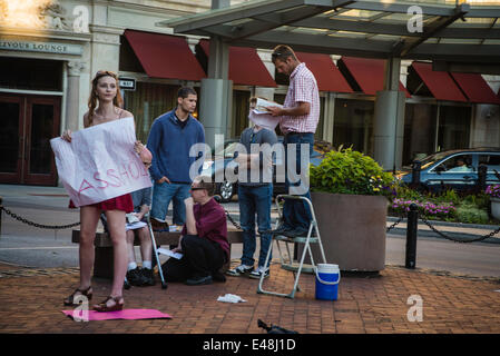 Lancaster, États-Unis. 4 juillet, 2014. Des milliers célèbrent les arts à Lancaster chaque premier vendredi et c'est le point fort du mois. Galeries d'art, d'un trottoir entertainemnt, one man band, d'autres musiciens, des pianos dans les rues, ainsi que le prosélytisme religieux et les détracteurs, vous permettront de passer un moment très éclectique. Crédit : COLLECTION CRÉATIVE TOLBERT PHOTO/Alamy Live News Banque D'Images