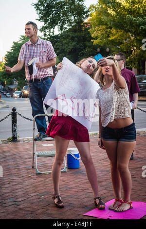 Lancaster, États-Unis. 4 juillet, 2014. Des milliers célèbrent les arts à Lancaster chaque premier vendredi et c'est le point fort du mois. Galeries d'art, d'un trottoir entertainemnt, one man band, d'autres musiciens, des pianos dans les rues, ainsi que le prosélytisme religieux et les détracteurs, vous permettront de passer un moment très éclectique. Crédit : COLLECTION CRÉATIVE TOLBERT PHOTO/Alamy Live News Banque D'Images