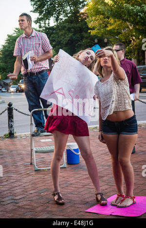 Lancaster, États-Unis. 4 juillet, 2014. Des milliers célèbrent les arts à Lancaster chaque premier vendredi et c'est le point fort du mois. Galeries d'art, d'un trottoir entertainemnt, one man band, d'autres musiciens, des pianos dans les rues, ainsi que le prosélytisme religieux et les détracteurs, vous permettront de passer un moment très éclectique. Crédit : COLLECTION CRÉATIVE TOLBERT PHOTO/Alamy Live News Banque D'Images