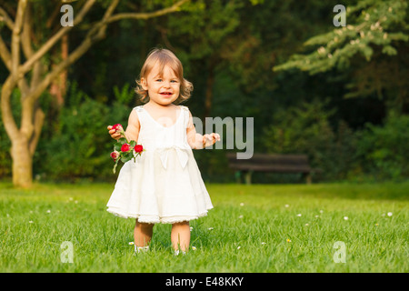 Petite fille dans le parc Banque D'Images