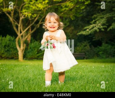 Petite fille dans le parc Banque D'Images