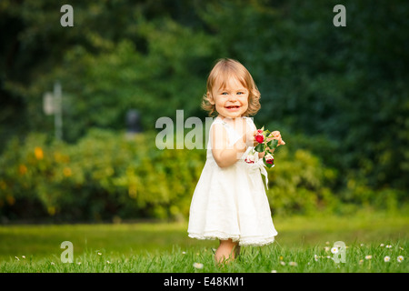 Petite fille dans le parc Banque D'Images