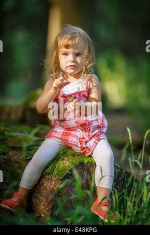 Petite fille dans la forêt Banque D'Images