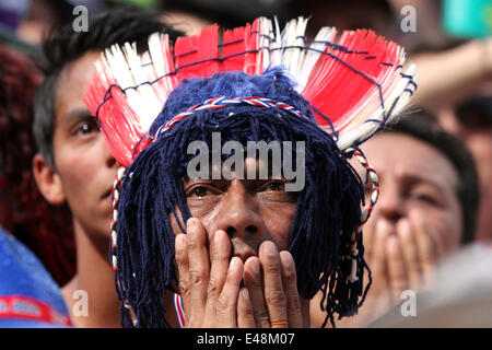 San Jose, Costa Rica. 5 juillet, 2014. Un ventilateur du Costa Rica réagit tout en regardant l'émission d'un quart de finale match entre les Pays-Bas et le Costa Rica de la FIFA 2014 Coupe du monde à San Jose, Costa Rica, le 5 juillet 2014. Credit : Kent Gilbert/Xinhua/Alamy Live News Banque D'Images