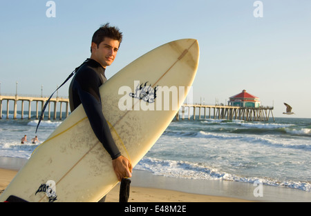 Surfer à Huntington Beach Pier à Orange County, CA Banque D'Images