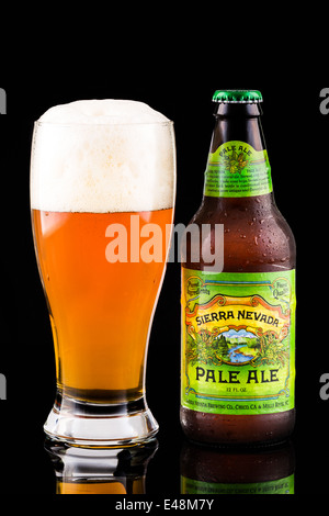 La Sierra Nevada et de bouteilles de bière en verre. La Sierra Nevada Pale Ale est la deuxième meilleure vente bière artisanale dans le United States Banque D'Images