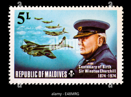 Timbre-poste de l'Îles Maldives représentant Sir Winston Churchill et de combattants de la RAF en formation Banque D'Images