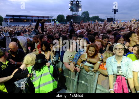 Des scènes de foule comme Libertines Pete Doherty et Carl Barat réunir à titre leur plus grande jamais UK show dans Hyde Park. Les gens sont traînés hors de la foule Banque D'Images