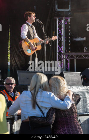 Le Stray, Harrogate, Royaume-Uni. 5 juillet, 2014. 'La Route' la chanson officielle pour le Yorkshire's Grand Départ et Tour de France 2014, est jouée en direct par Alistair Griffin à une partie de la ville, après la première journée de course le cycle terminé. Copyright Ian Wray/Alamy Live News Banque D'Images